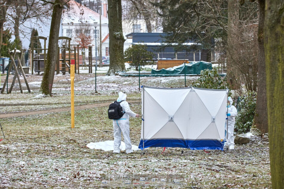 Der leblose Körper des jungen Mannes wurde im Heilsberger Park an der Somsdorfer Straße entdeckt.