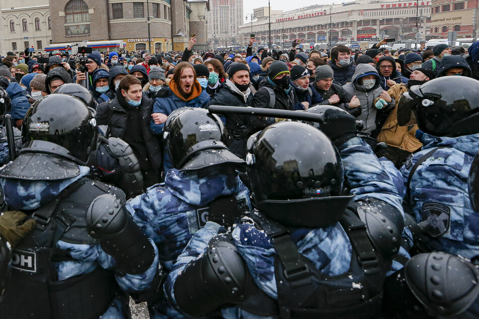 Polizisten in Schutzkleidung blockieren Demonstranten den Weg bei einem Protest gegen die Inhaftierung des Kremlkritikers Nawalny in Moskau.