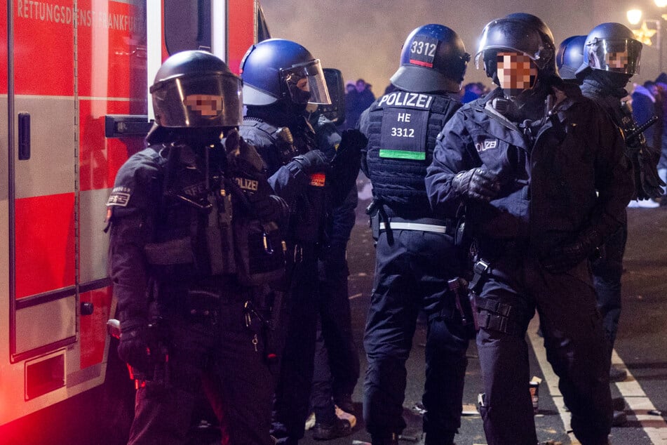 Beamte der Landes- und Stadtpolizei sollen die Böllerverbote in Frankfurt in der Silvesternacht durchsetzen. (Archivfoto)