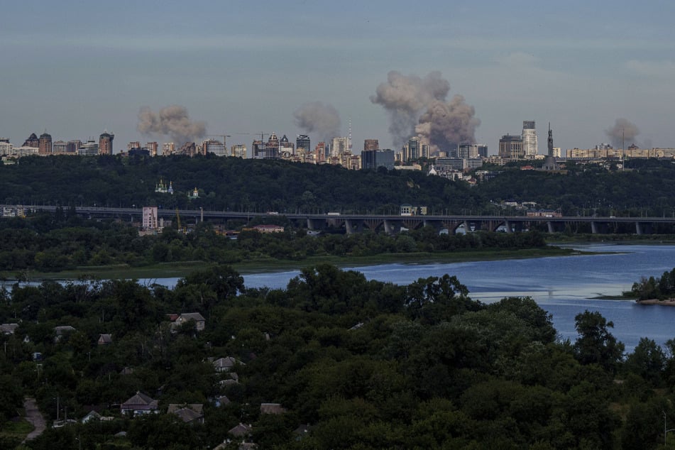 Rauchwolken steigen nach Raketenangriffen über der ukrainischen Hauptstadt Kiew auf.