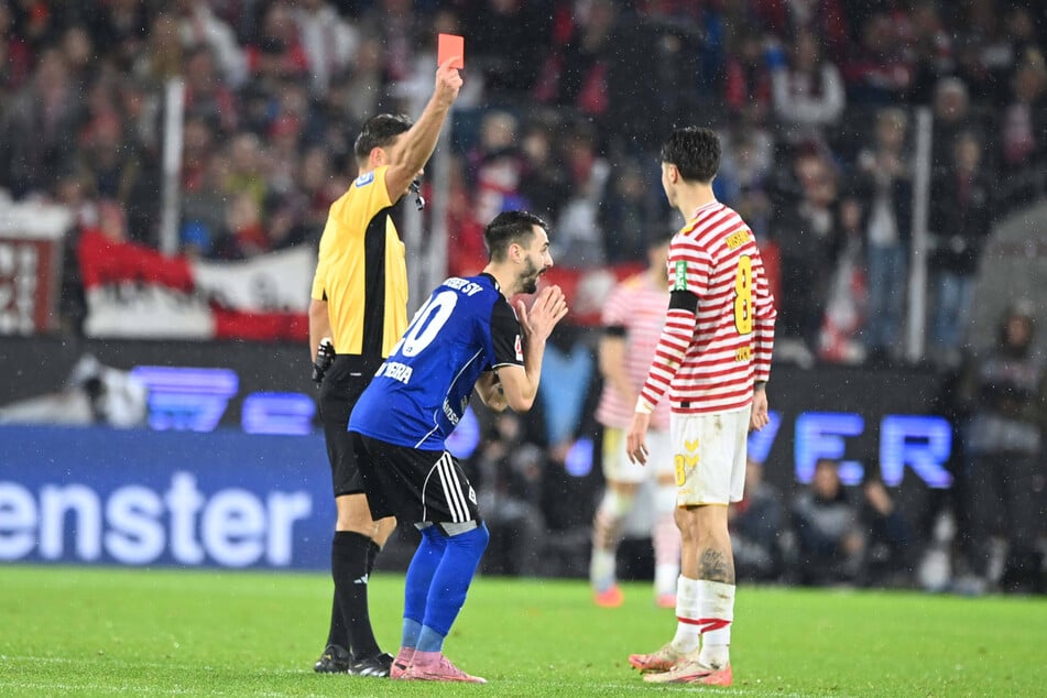 Nach erneuten Diskussionen zeigte Schlager Fabio Viera (25, M) die Ampelkarte.