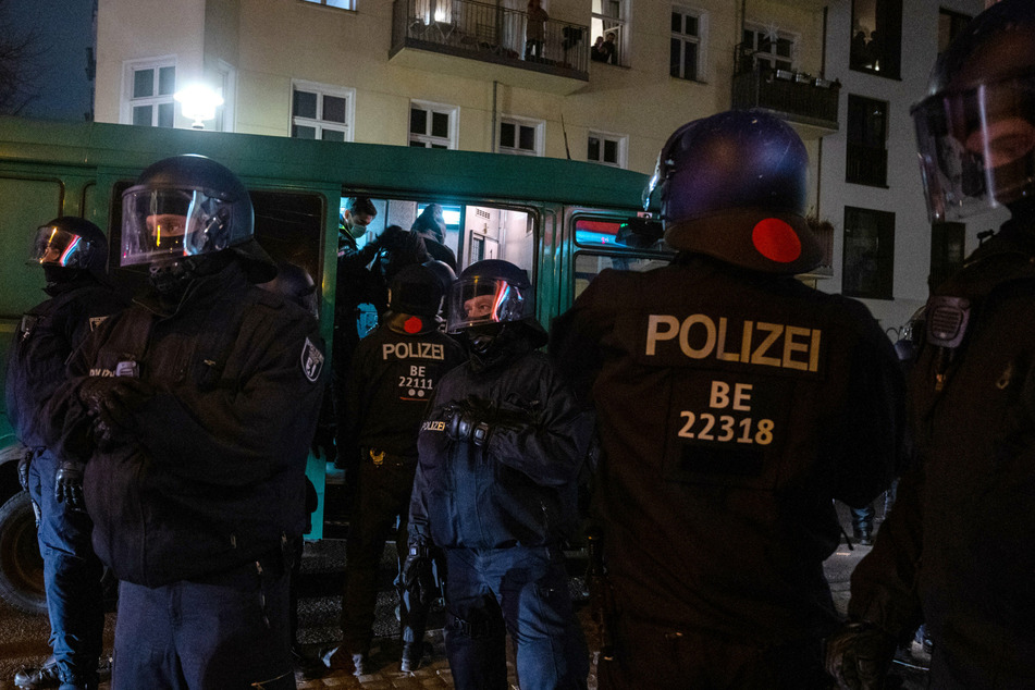 Polizisten stehen bei einem Einsatz in der Rigaer Straße und nehmen einen Mann in Gewahrsam. (Archivbild)