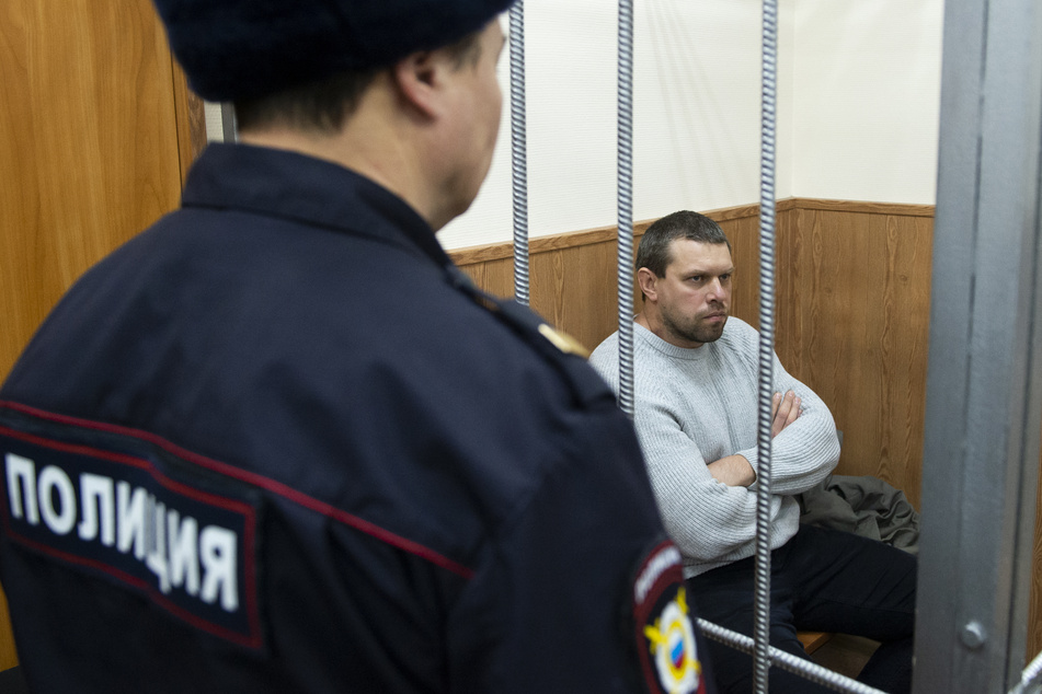Denis Konowalow (r), ehemaliger Polizist in Russland, sitzt vor einer Vernehmung in einer Zelle. Gleich fünf Polizisten müssen für viele Jahre ins Straflager, weil sie dem Reporter Iwan Golunow Drogen untergeschoben haben.