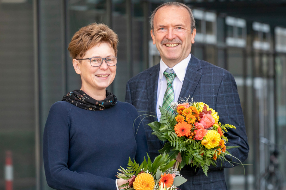 Der Leiter des Grünflächenamtes, Detlef Thiel (60), freut sich gemeinsam mit Sachgebietsleiterin Eva Meyer (57) über die Ehrung.