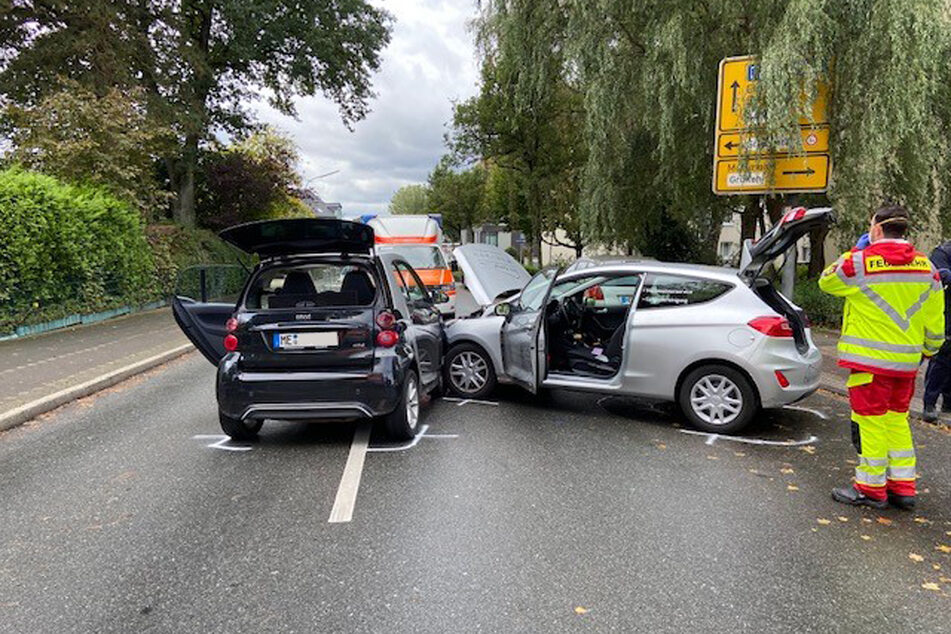 In Haan sind ein schwarzer Smart und ein silberner Ford zusammengestoßen.