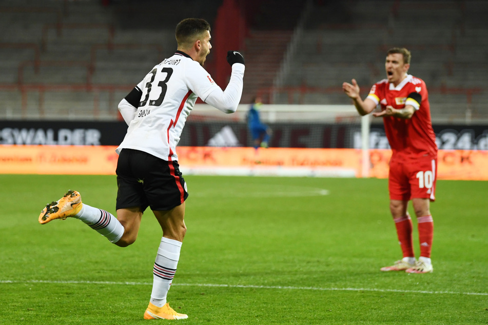 André Silva (l.) brachte die Eintracht mit seinem Doppelpack zurück ins Spiel.