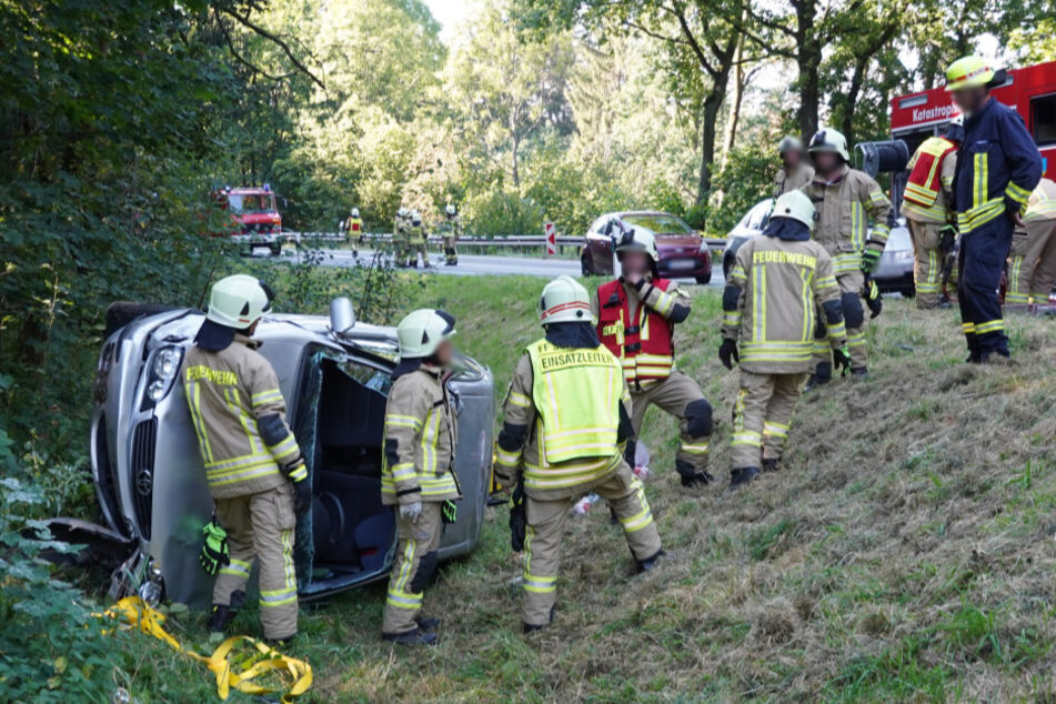Die Frau musste von den Rettungskräften aus dem Auto befreit werden.
