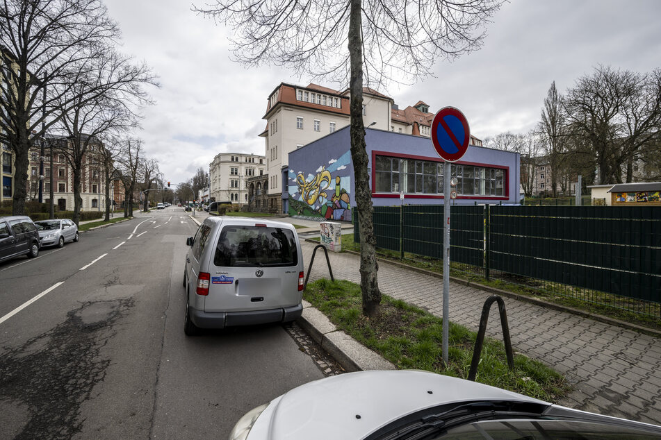 Eingeschränktes Halteverbot: Ausgewiesene Parkplätze sind vor der Friedrich-Fröbel-Schule in Chemnitz rar.