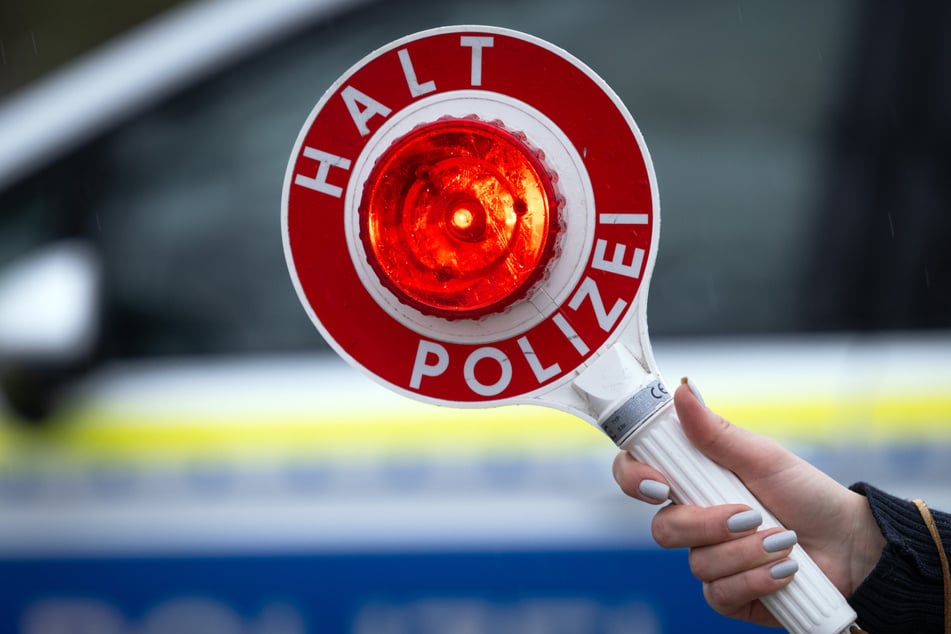 Der 31-jährige Fahrer ignorierte die Anweisungen der Polizei und fuhr davon. (Symbolbild)