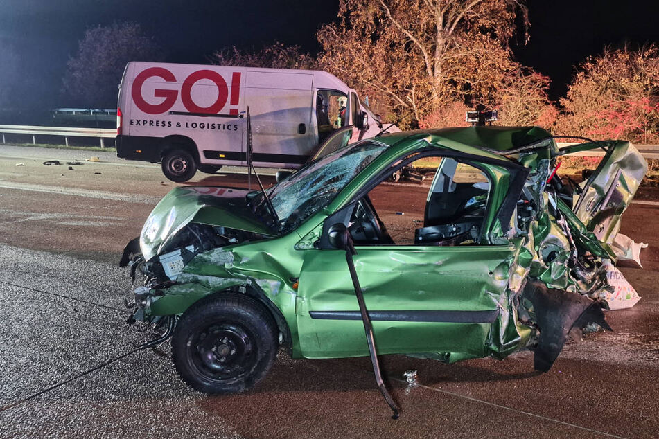 Unfall A9: Tödlicher Crash auf der A9: Transporter donnert in Auto auf Seitenstreifen