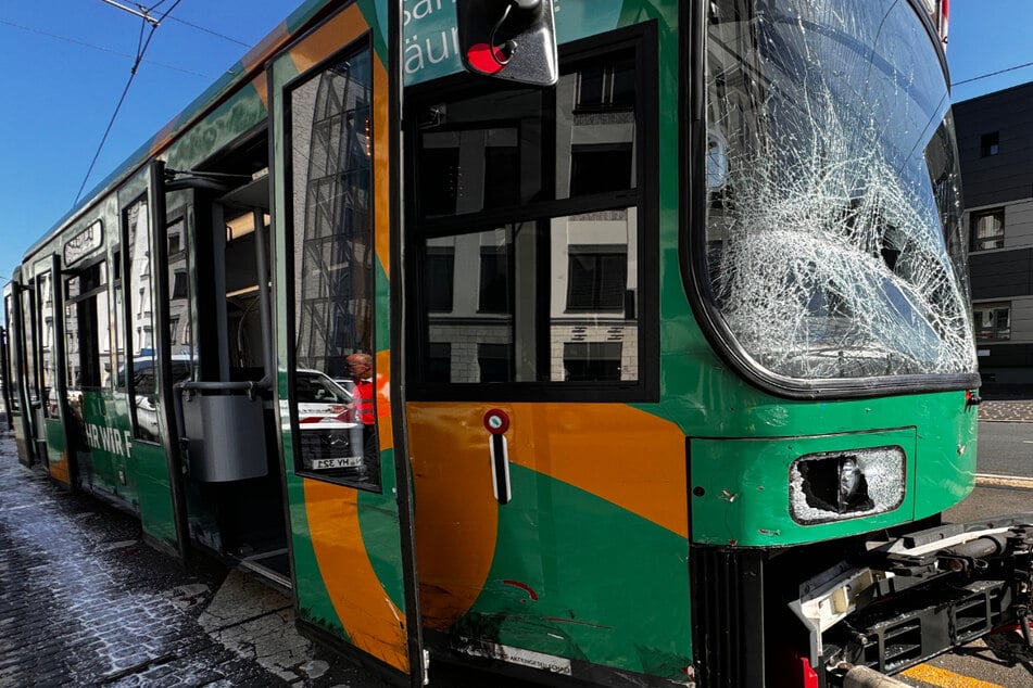 Crash zwischen Transporter und Straßenbahn: 31-Jähriger verletzt