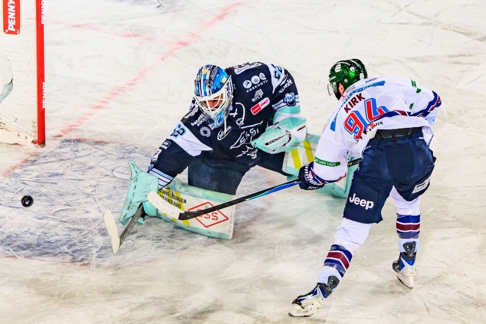 Den 3:2-Siegtreffer von Eisbär Liam Kirk (26, r.) in der Overtime konnte Janick Schwendener nicht verhindern.