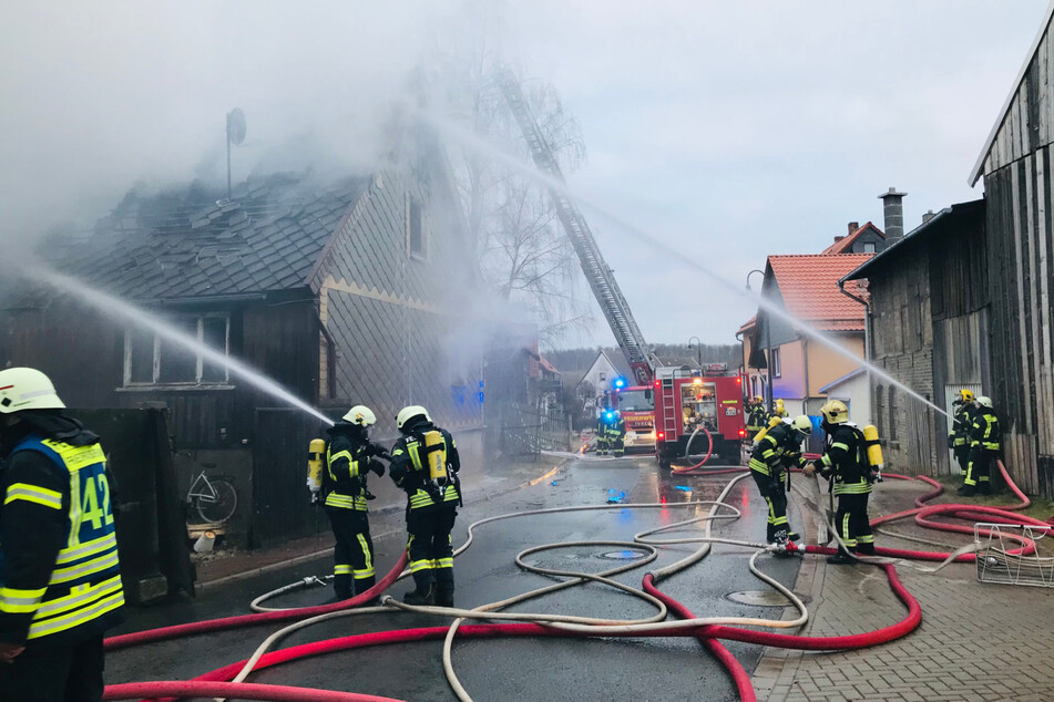 Die Feuerwehren aus sechs Ortschaften versuchten, das Feuer unter Kontrolle zu bringen.