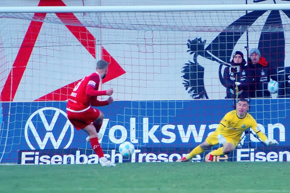Max Somnitz (22) eiskalt. Hier traf er vom Elfmeterpunkt zum zwischenzeitlichen 3:0 gegen Chemnitz.