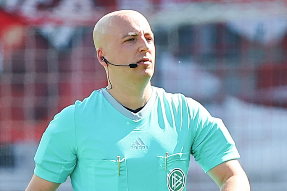 Referee Nicolas Winter (32) complained after being showered with beer.