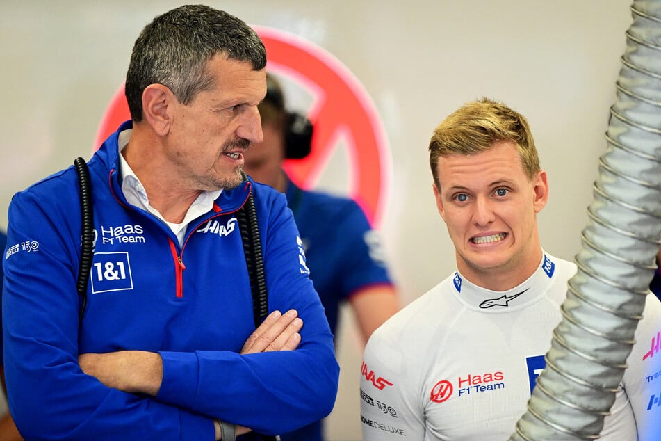 Haas-Teamchef Günther Steiner (57, l.) äußert sich bislang nicht zu Mick Schumachers (23) Zukunft.