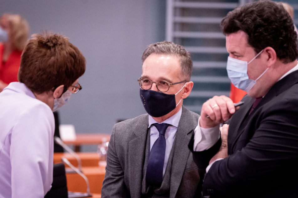 Arbeitsminister Hubertus Heil (47, SPD, rechts) im Zwiegespräch mit Annegret Kramp-Karrenbauer (58, CDU) und Heiko Maas (54, SPD, Mitte).