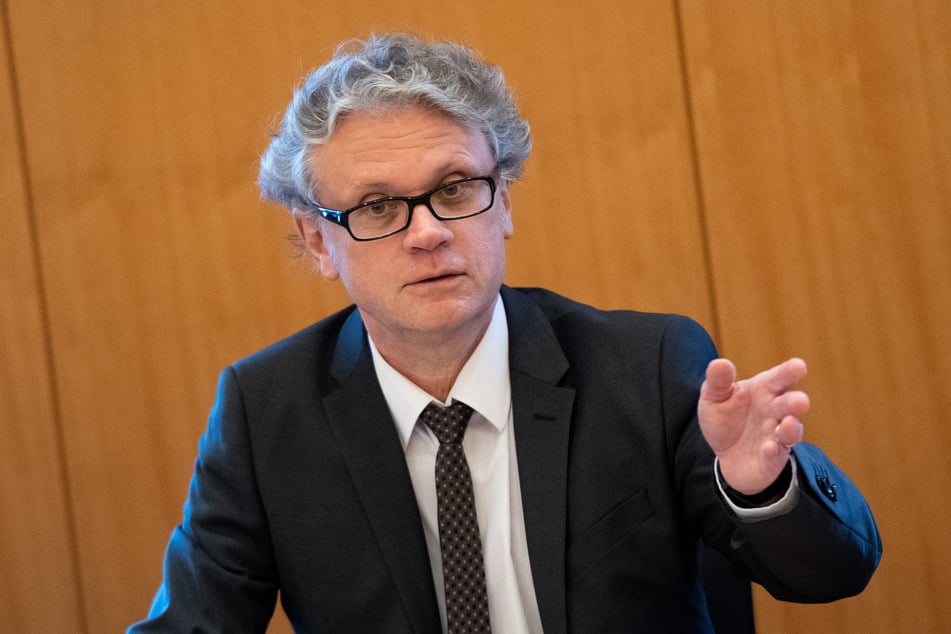 Datenschützer Johannes Caspar kritisierte die neuen WhatsApp-Bestimmungen.