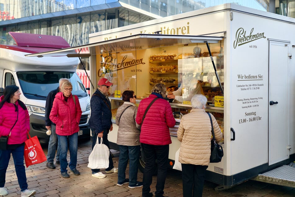 Wegen Personalmangels war er eine Weile nicht da, aber seit März steht der beliebte Pietschmann-Wagen wieder auf dem Wochenmarkt.
