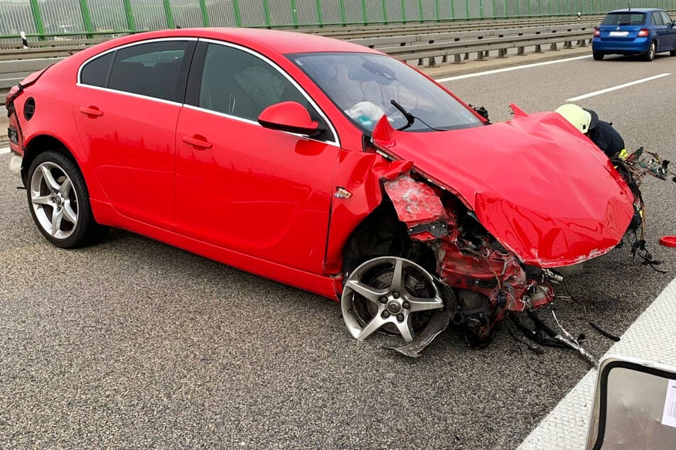 Unfall A72: Crash auf A72: Autobahn voll gesperrt, Wagen nur noch Schrott