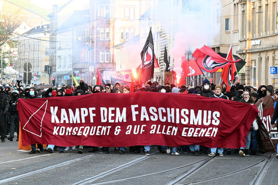 Mit einem großen Banner zogen die Gegendemonstranten am Samstag durch die Karlsruher Innenstadt.