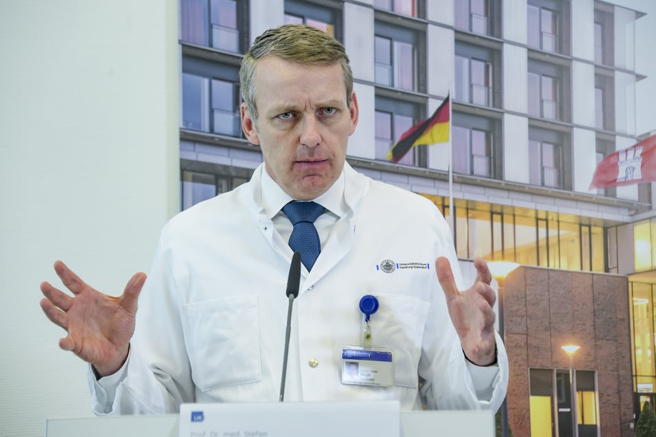 Stefan Kluge, Direktor der Klinik für Intensivmedizin des UKE, spricht bei einer Pressekonferenz.
