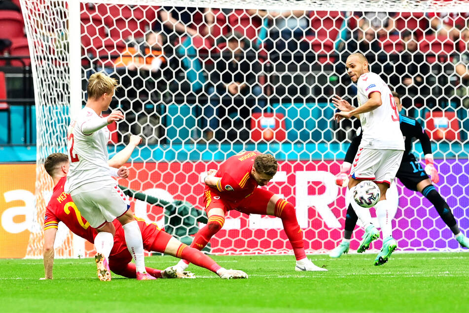 Das erste Tor der K.o.-Runde! Kasper Dolberg (2.v.l.) zieht aus rund 18 Metern ab und trifft zum 1:0 für Danish Dynamite.