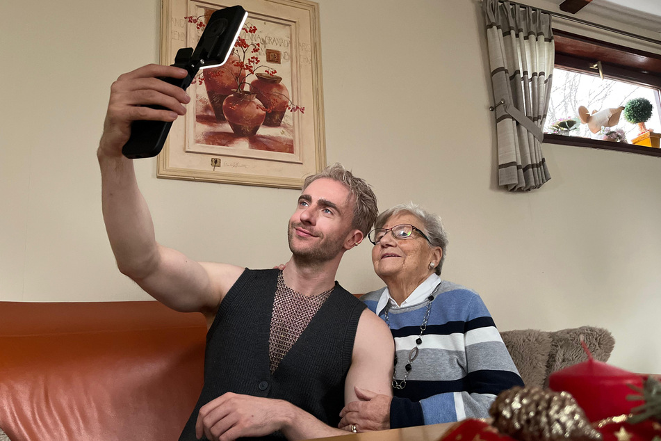Enkel und Model Felix Nieder (30) hilft seiner Oma Waltraud Bräuß (86) jeden Donnerstag beim Drehen und Schneiden ihrer TikTok-Videos.