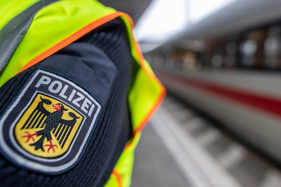 Die Polizei musste eingreifen, nachdem sich ein 46-Jähriger in einem ICE daneben benahm. (Symbolbild)