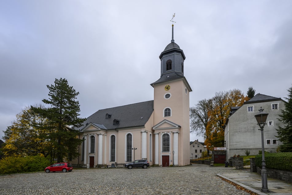 In der St.-Nicolai-Kirche in Grünhain-Beierfeld klauten Diebe aus einem Lagerraum die Holzfiguren.