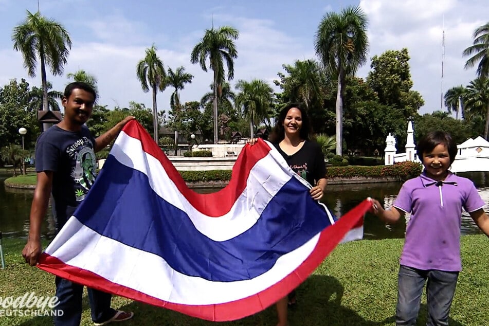 2012 wanderte Mama Parani mit ihrer damaligen Tochter Noemi zu ihrem Freund Tha nach Thailand aus.