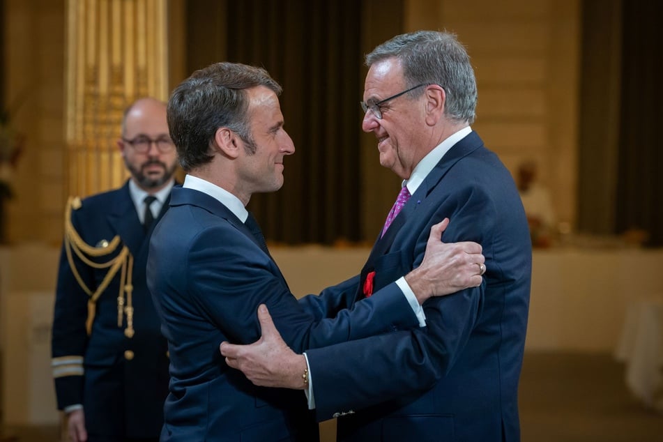 Emmanuel Macron (47) ernannte Roland Mack (75, r) zum Offizier der Ehrenlegion.