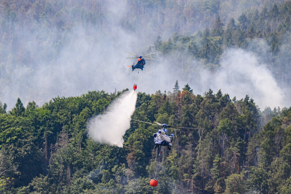 Sieben Hubschrauber kämpfen laut Innenminister auf sächsischer Seite gegen Glut und Flammen.