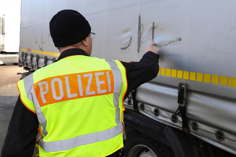 Planenschlitzer beschäftigen immer wieder die Polizei an Sachsens Autobahnen.