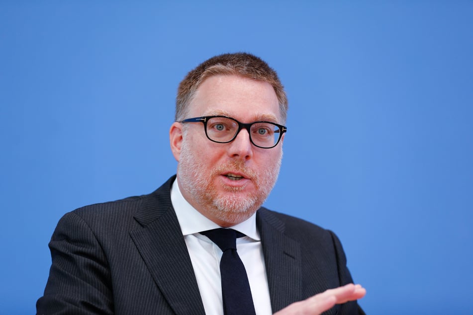 Ethikrat-Mitglied Steffen Augsberg (44) hält eine Impfpflicht für bestimmte Berufsgruppen oder Tätigkeitsbereiche für möglich.