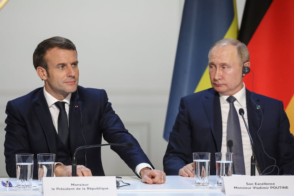 Emmanuel Macron (47,l), Präsident von Frankreich, und Wladimir Putin (72), Präsident von Russland, sitzen auf zu gemeinsamen Pressekonferenz im Pariser Schloss Elysee. (Archivbild)