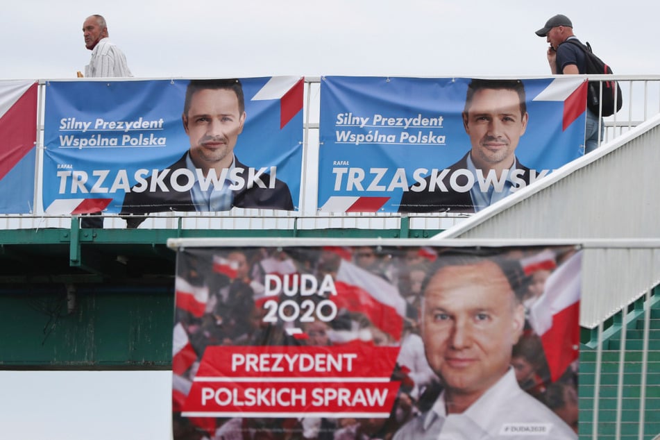 Die Wahlplakate der Präsidentschaftskandidaten Duda (48) von der nationalkonservativen Regierungspartei PiS und Trzaskowski (48) von der liberalkonservatitiven Bürgerkoalition (KO). Das neue polnische Staatsoberhaupt wird am 12. Juli in einer Stichwahl bestimmt.