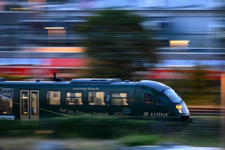 Ein "trilex"-Express der Linie 1 musste am Haltepunkt Großharthau wegen einer unbefugten Person im Gleis scharf abbremsen. (Symbolfoto)