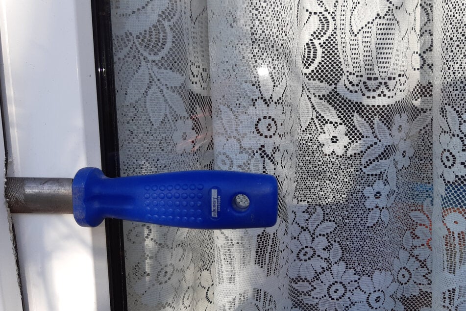 In einem Fenster steckte noch immer ein Schraubenzieher.