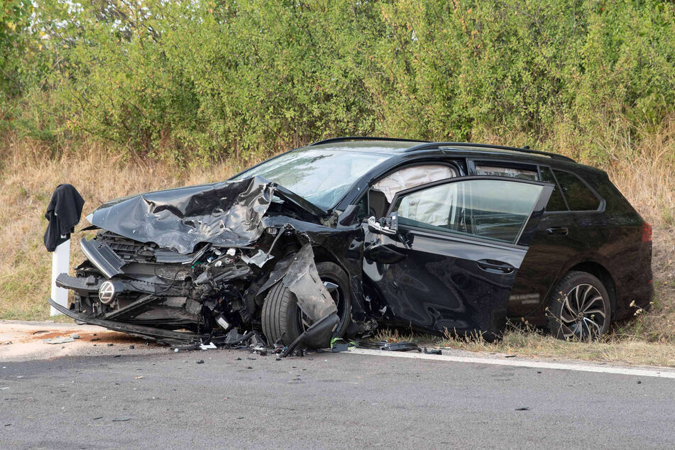 Eine 80-jährige Insassin des VW Golfs starb noch an der Unfallstelle.