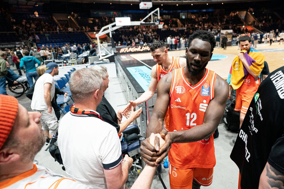 Amadou Sow (28) wechselt mit sofortiger Wirkung zum 21-fachen französischen Meister ASVEL Lyon-Villeurbanne.