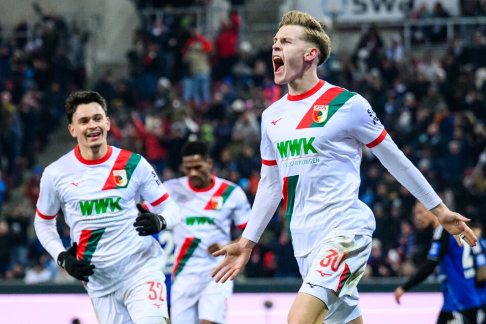 Augsburgs Anton Kade (r.) schreit nach seinem Treffer gegen den HSV seine ganze Freude raus.