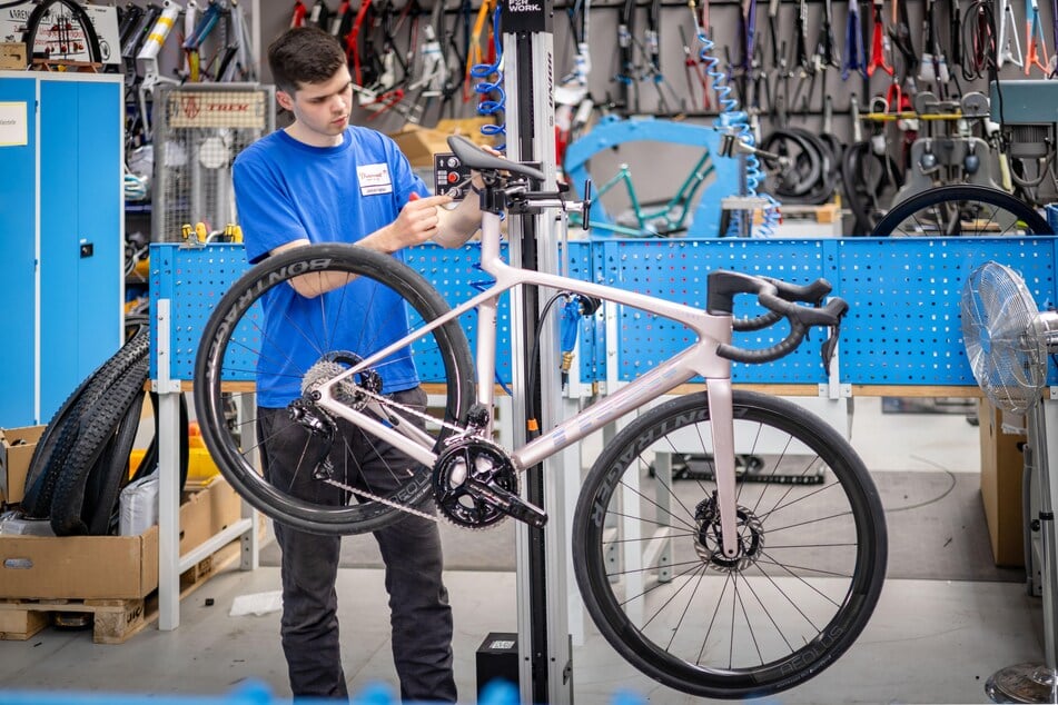 Jonas Hahn (21) wartet ein Rennrad.