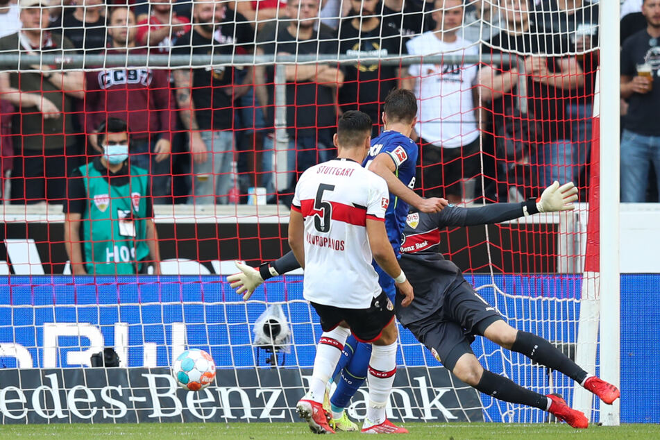 Mitten ins VfB-Herz: Leverkusens Patrik Schick (M.) drückt die Kugel zum 2:0 über die Linie.