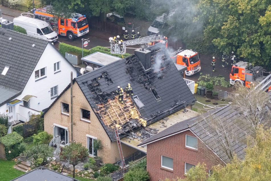 Seit circa 14.40 Uhr sind die Einsatzkräfte der Feuerwehr vor Ort mit den Nachlöscharbeiten beschäftigt, die noch einige Zeit dauern werden.