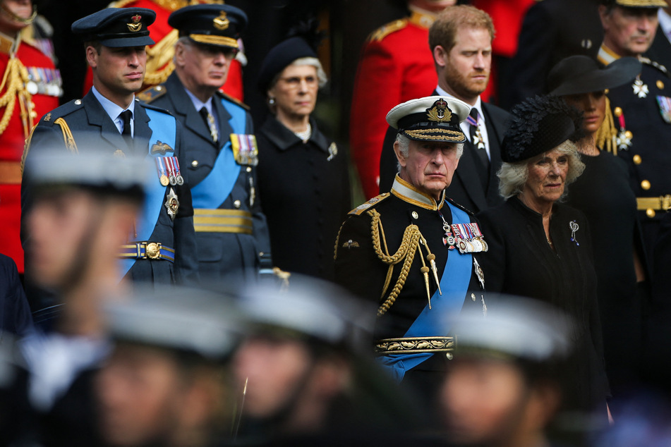 Obwohl Prinz Harry (38, oben rechts) zehn Jahre lang der britischen Armee diente, durfte er an der Trauerzeremonie nicht in Uniform teilnehmen.