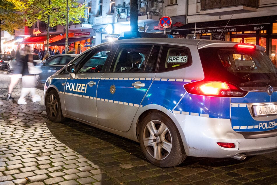 Berlin: Brutalo-Jugend-Gang raubt Teenager aus und pinkelt auf sie!