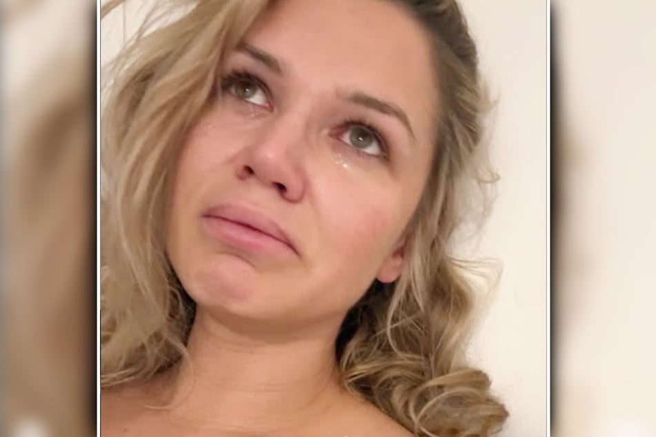 Unter Tränen kündigt Sara Kulka (36) ihr Buch an.