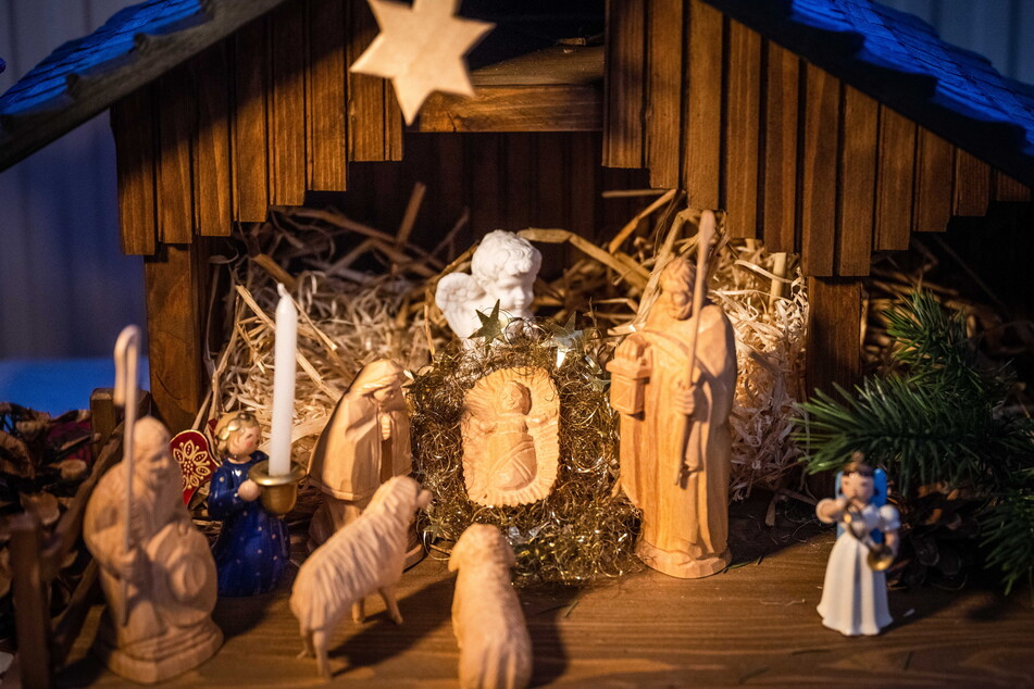 Die Krippe mit den geschnitzten Figuren gehört für die Moderatorin zum liebsten Weihnachtsschmuck.