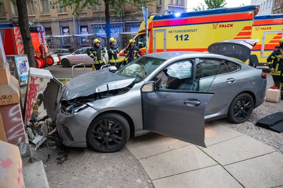 Sowohl am Auto, als auch am Stromkasten entstanden starke Beschädigungen.